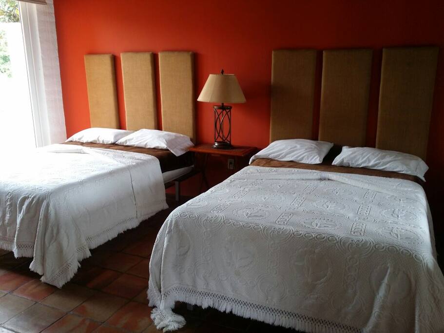 Habitación con dos camas matrimoniales