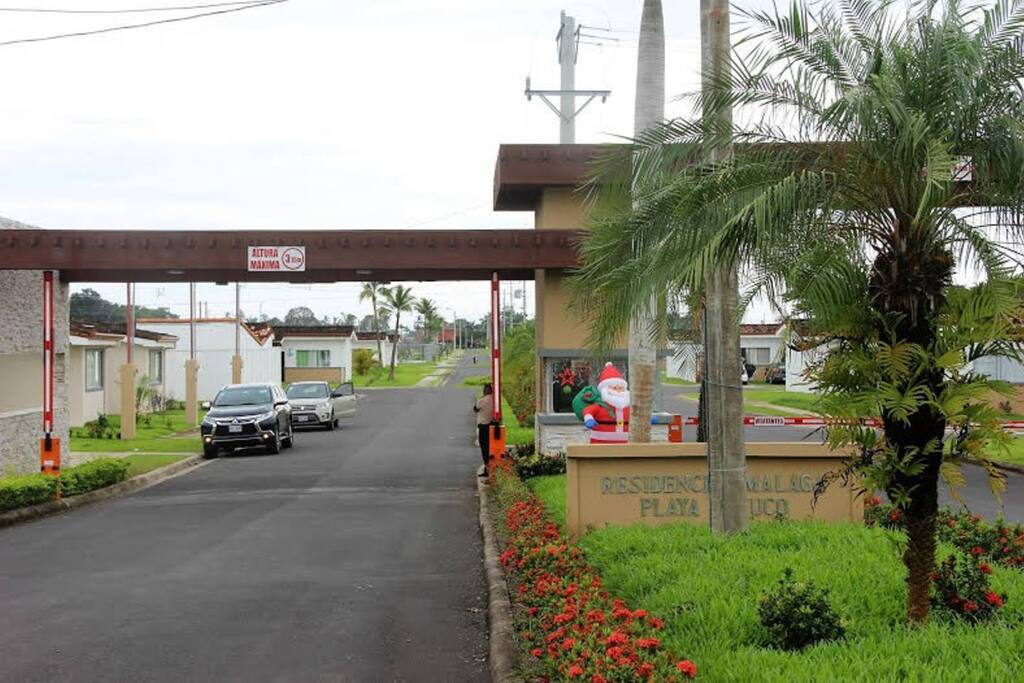 Entrada del condominio