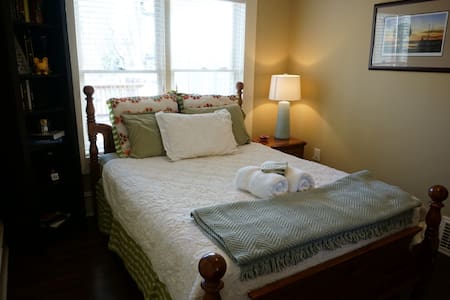 Private Bedroom+Private Bath Near Everything