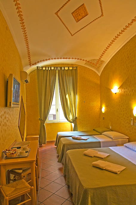 Camere spaziose (fino a 5 persone) con bagno privato. Tasse, servizio pulizia e colazione inclusi.
