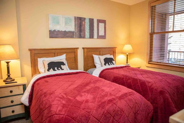 Ორი ტყუპი მეორე საძინებელში UGG დამამშვიდებლებთან ერთად