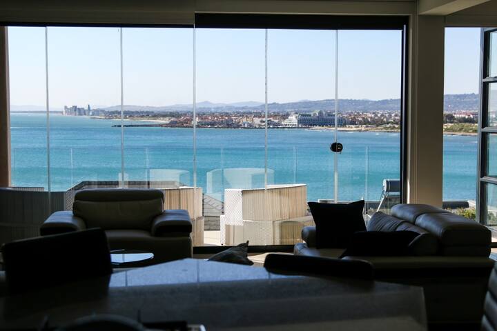Chic, Luxury Sea View Apartment: Solar Powered gallery image 3