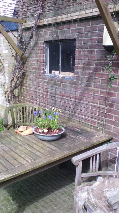 tafel onder de pergola