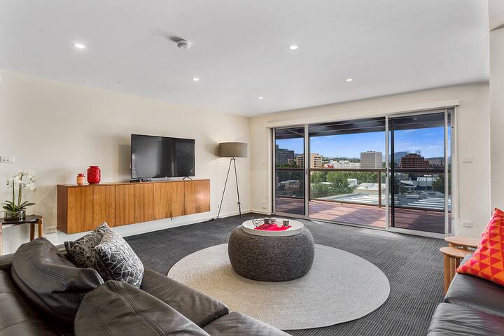 Battery Point Executive Penthouse Apartment gallery image 2