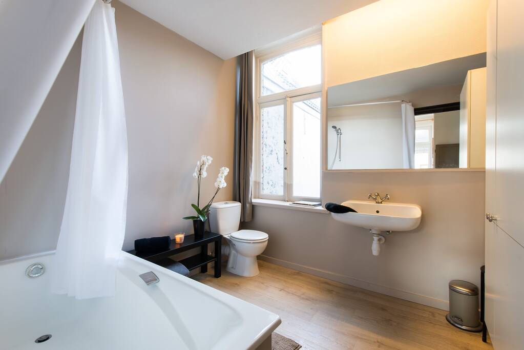 Bath room with bath tub, toilet and lavabo