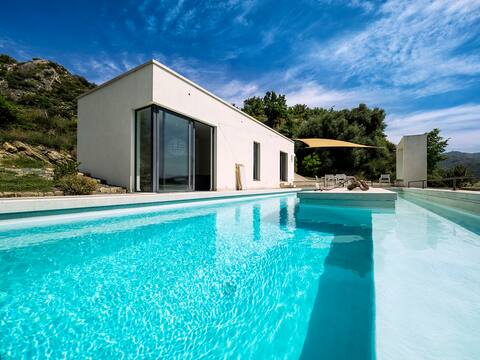 Villa with pool in perfect natural setting