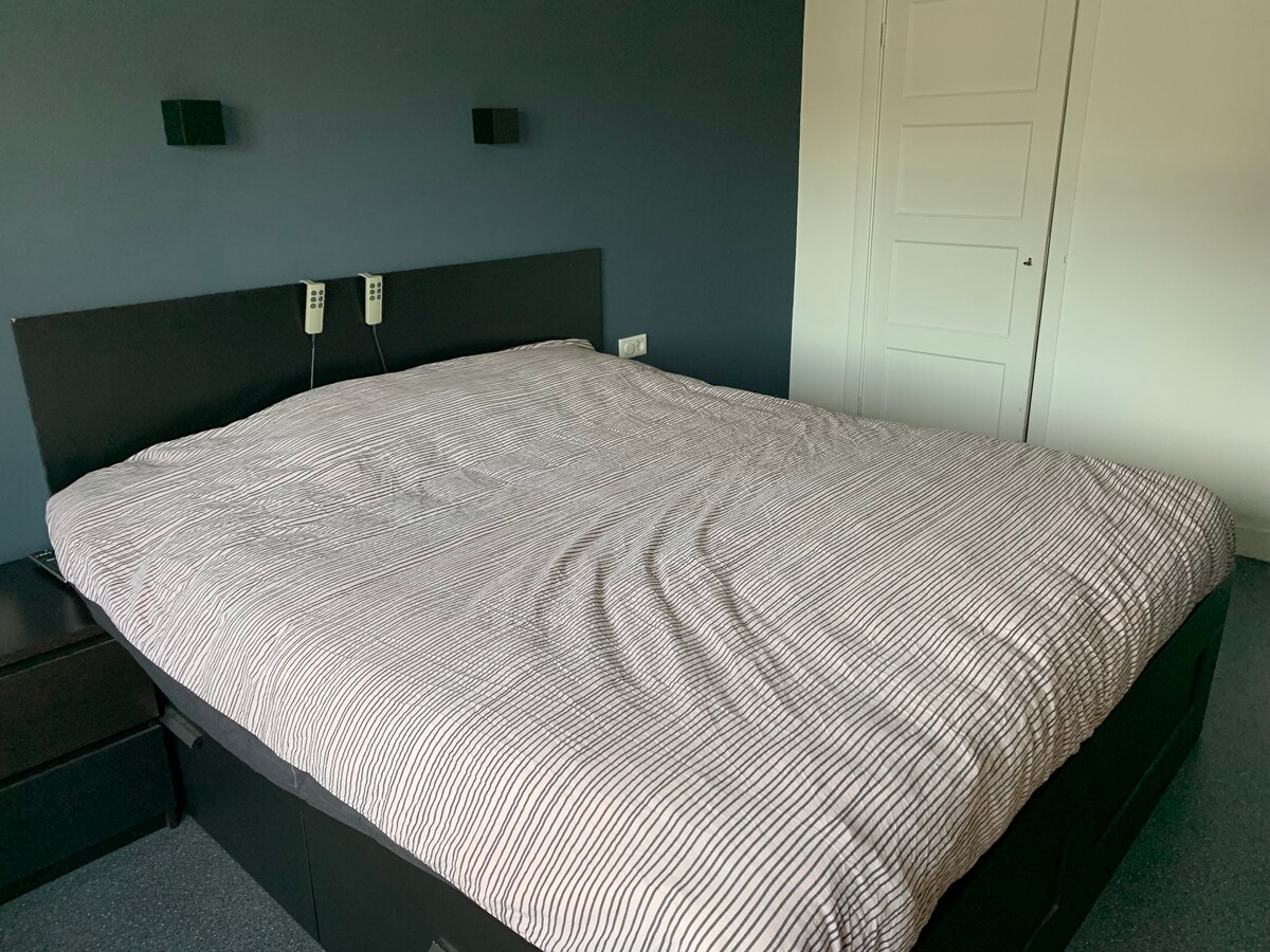 ห้องนอนใหญ่พร้อมเตียงคู่ไฟฟ้า มีมู่ลี่สำหรับหน้าต่างสำหรับนอน