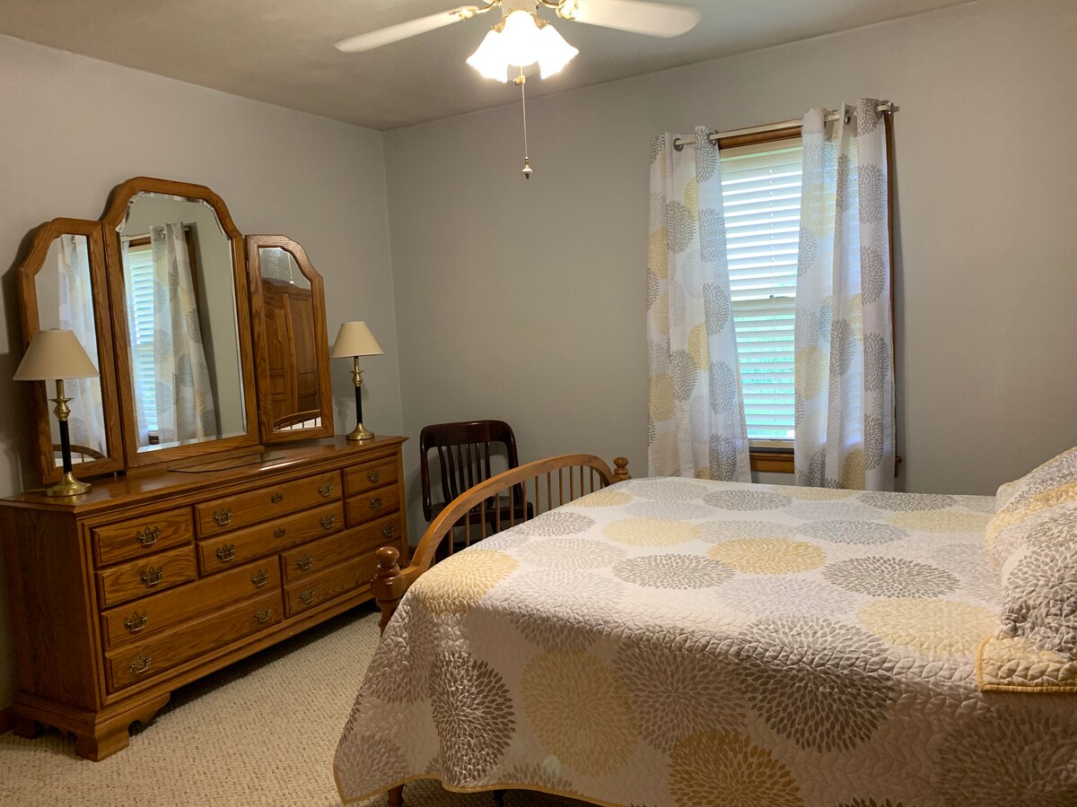 主楼层2号卧室配有标准双人床