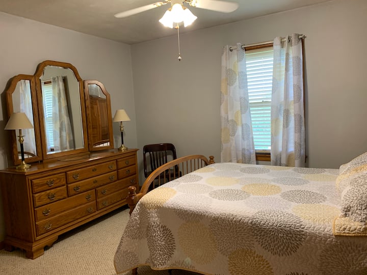 Queen size bed in main floor bedroom #2