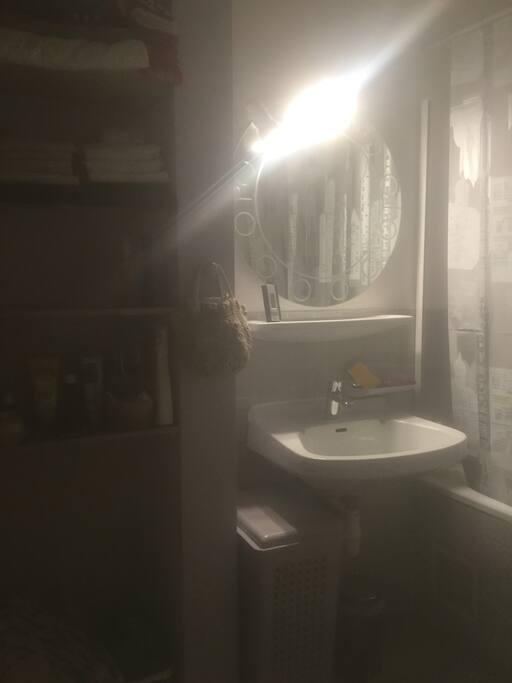 Salle de bain avec baignoire/douche