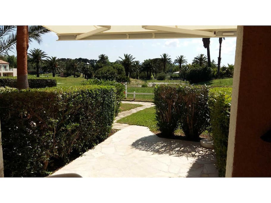 Terrasse et vue sur le golf