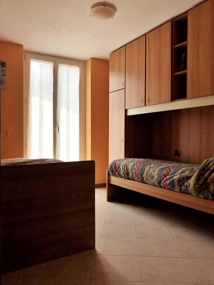 Secondo piano: camera con due letti singoli
Second floor: room with 2 single beds