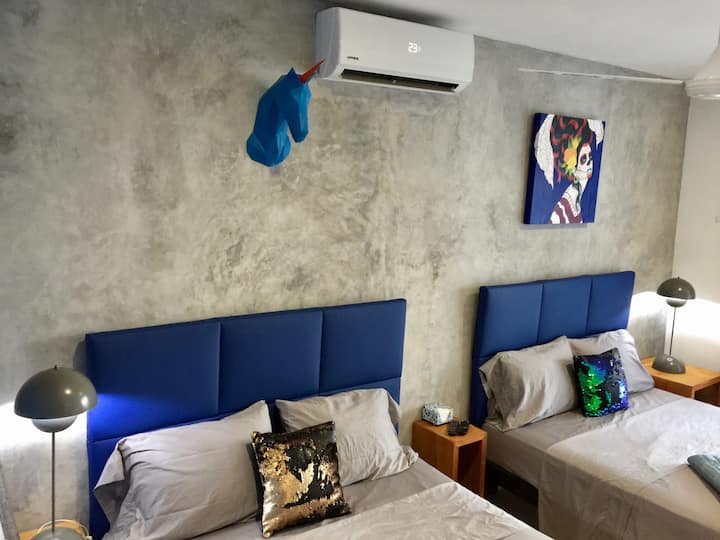 Plava soba: okrenuta prema vodi, s dva nova bračna kreveta, novim jastucima, kupaonicom, klima-uređajem, stropnim ventilatorom, TV-om ravnog ekrana i ormarom. 