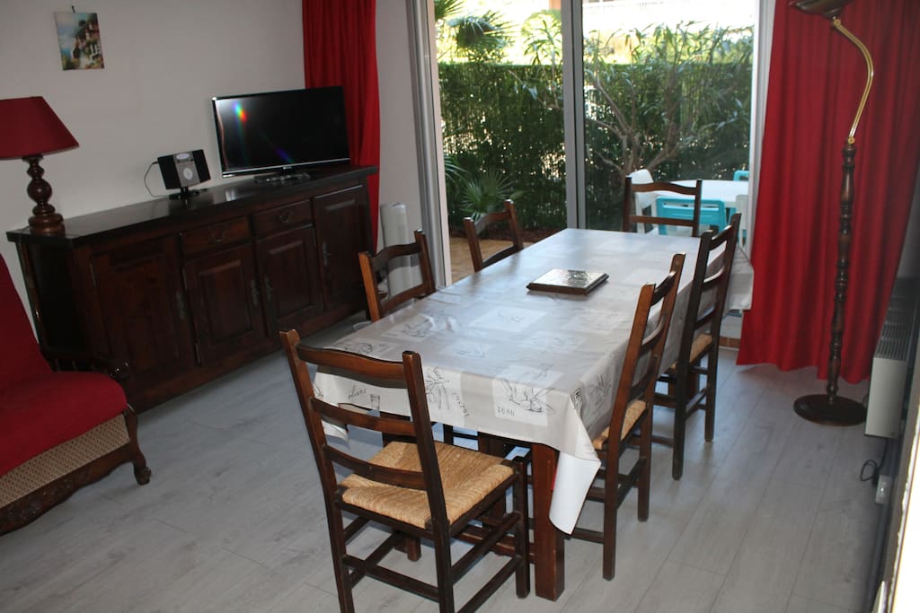 table 6 chaises et TV 80cm
