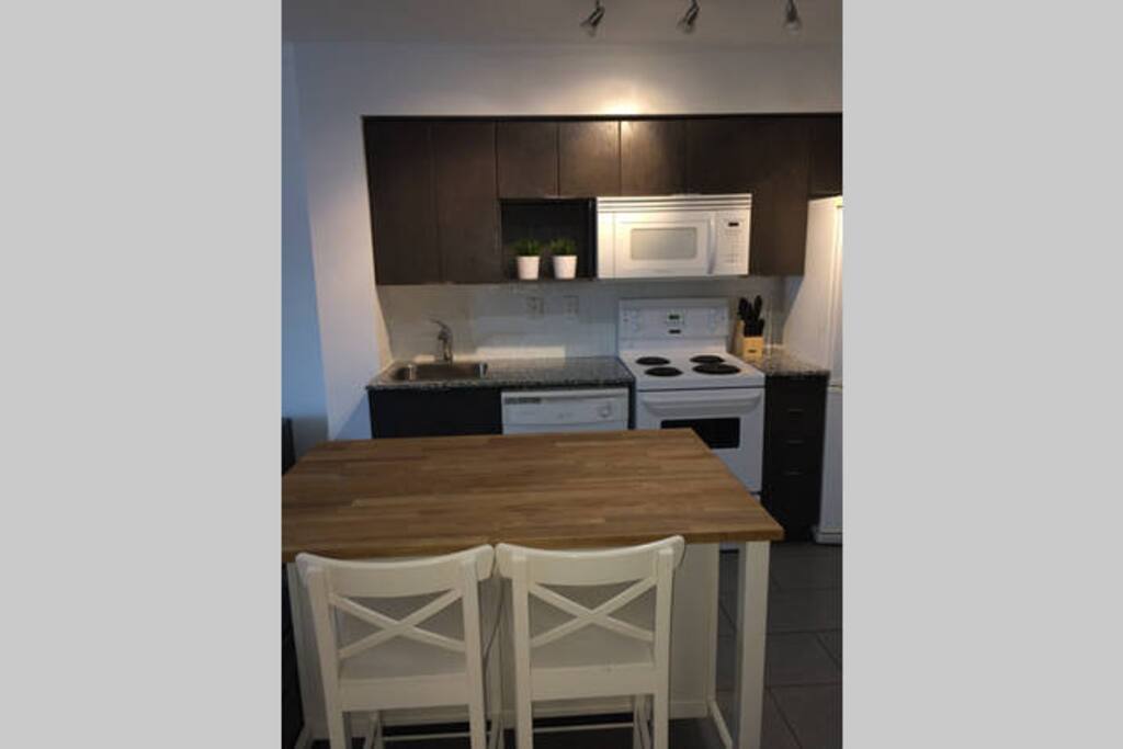 Island and kitchen facilities.