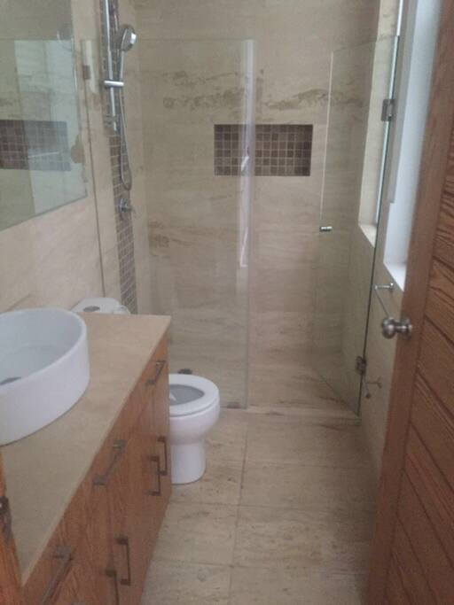Baño 2. Acabados en mármol.
