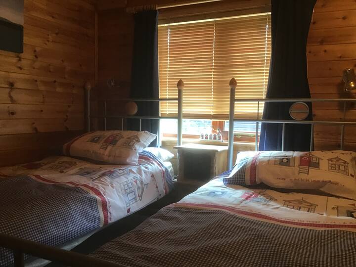 Spálňa 2 s dvoma samostatnými lôžkami, šatníkový stolík a zrkadlo