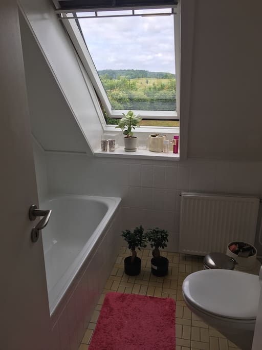 Toilet og badekar 1. Sal med udsigt til golfbanen