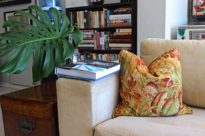 Spacious, open-plan home, perfect for relaxing in. gallery image 2