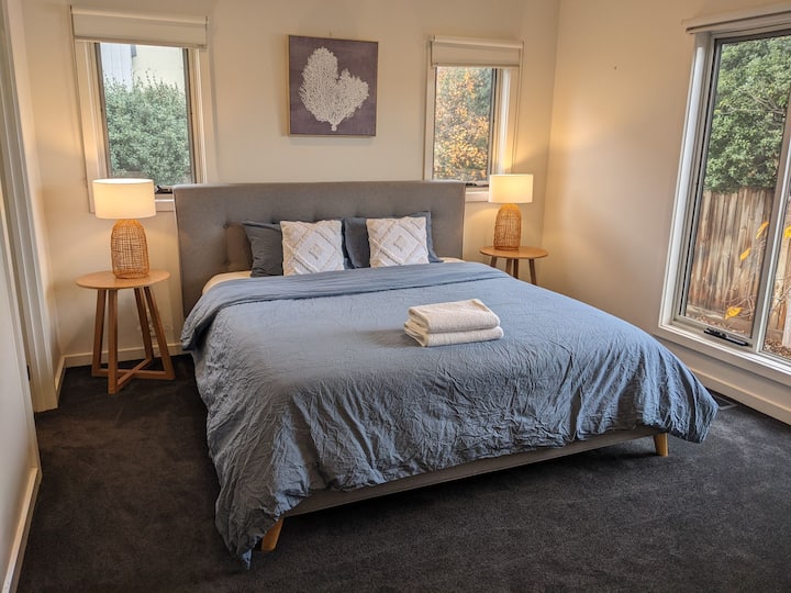 غرفة النوم الرئيسية في الطابق السفلي