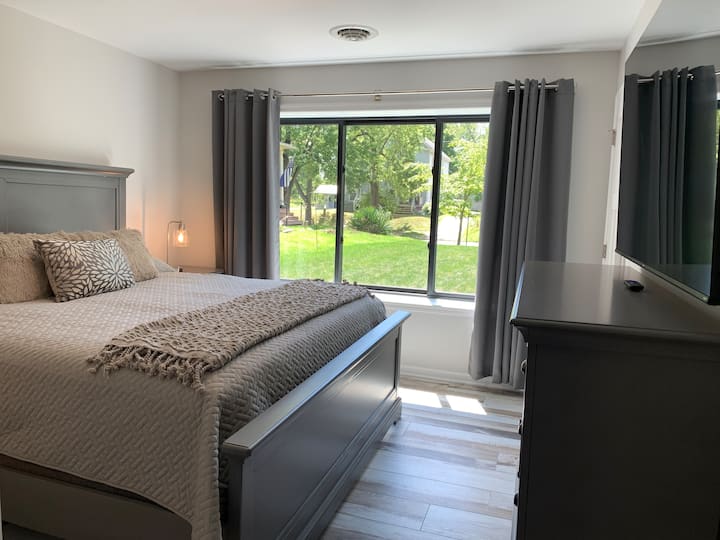 חדר השינה כולל מיטת קינג סייז עם מזרן היברידי, הרבה חדרי ארונות, טלוויזיית Roku בגודל 60 אינץ'.