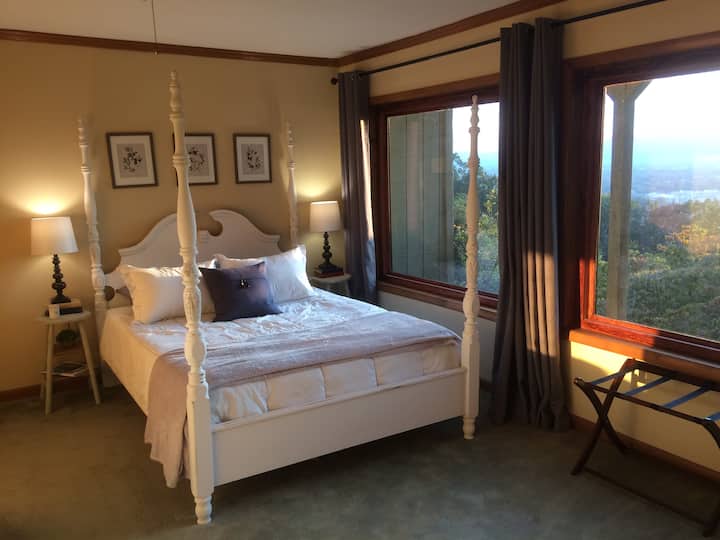Queen Bedroom pic 1