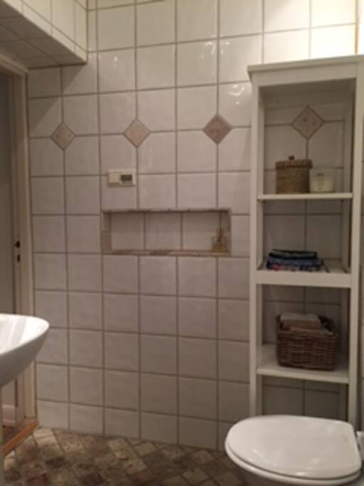 Bathroom w/shower
