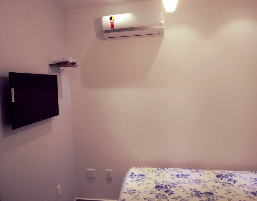 Quarto 1 em suite, com Tv a cabo, ar condicionado, ventilador de teto.