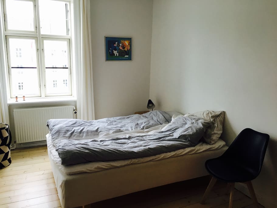Soveværelset med vindue til gården