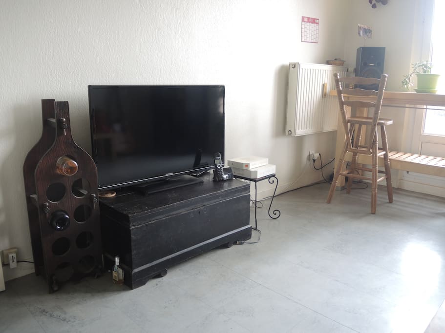 Télévision à écran plat et connexion Wi-Fi