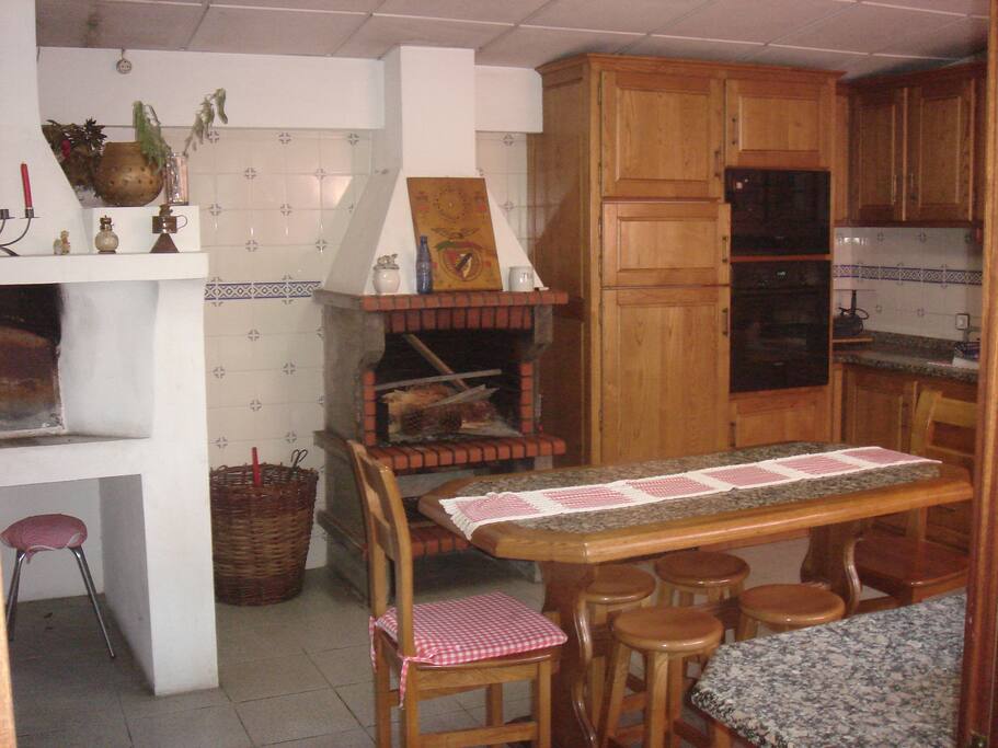Cozinha com lareira, microondas e forno.
