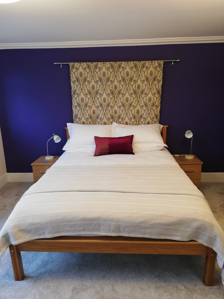 Спалня 1.  Много удобна, просторна спалня с балкон от стъкло „Жулиет“ с изглед към задната градина.