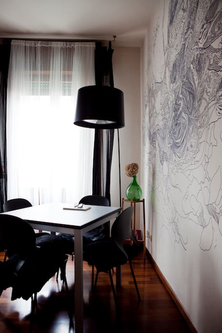 in sala da pranzo, il tavolo è allungabile e si può cenare comodamente in 6