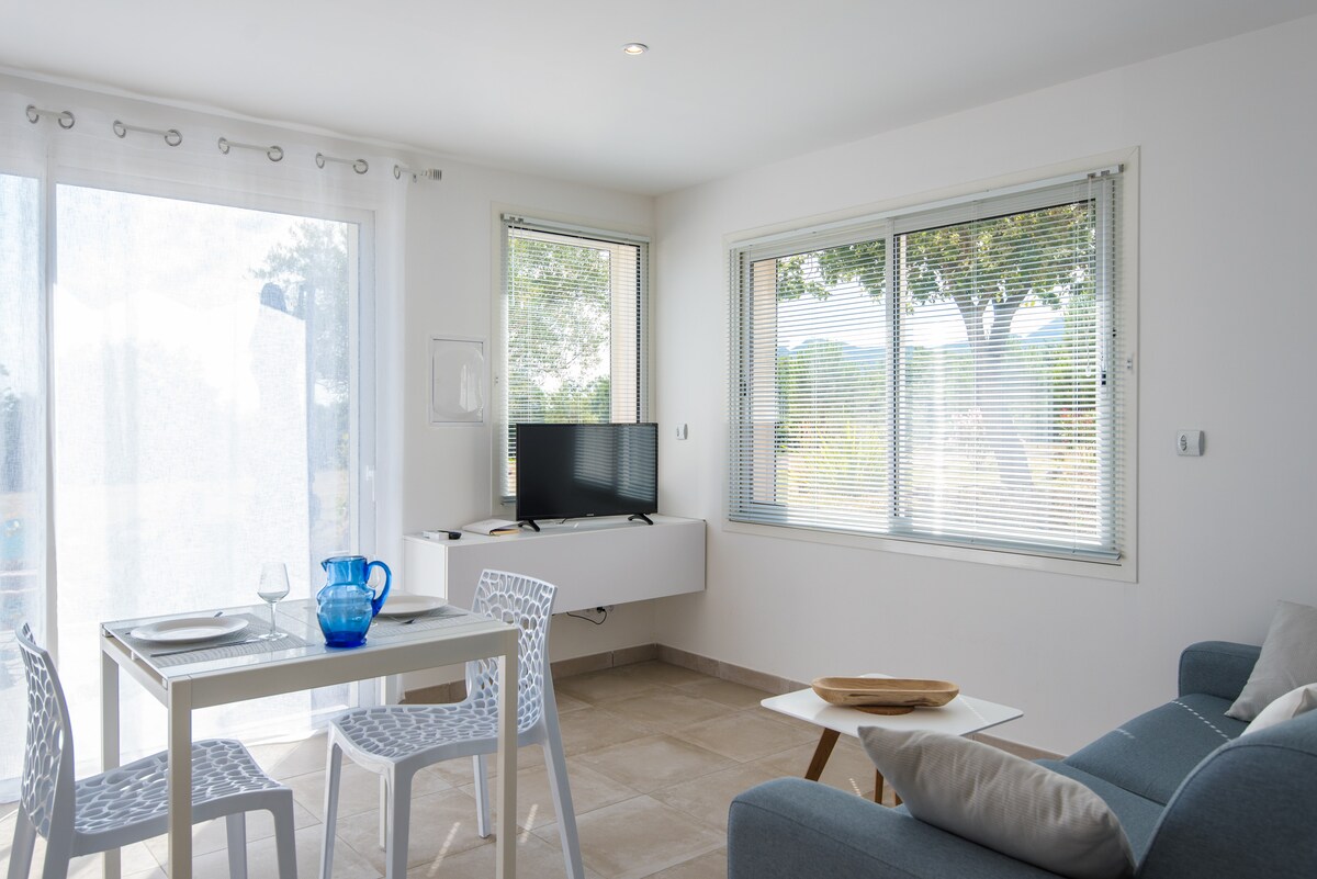 הסלון עם נוף להרים