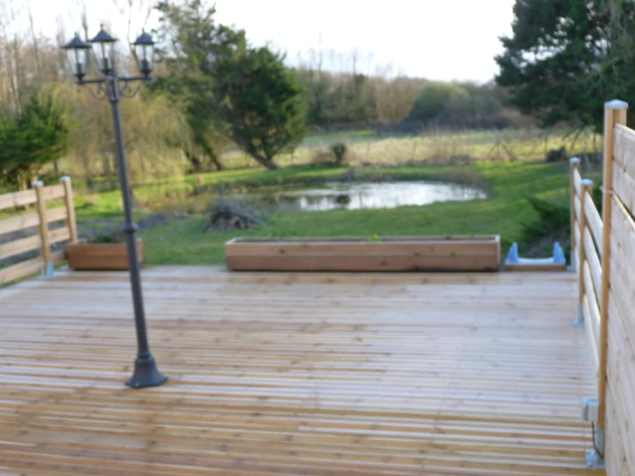 L'été le petit déjeuner peut être pris sur la terrasse qui surplomble le bassin
