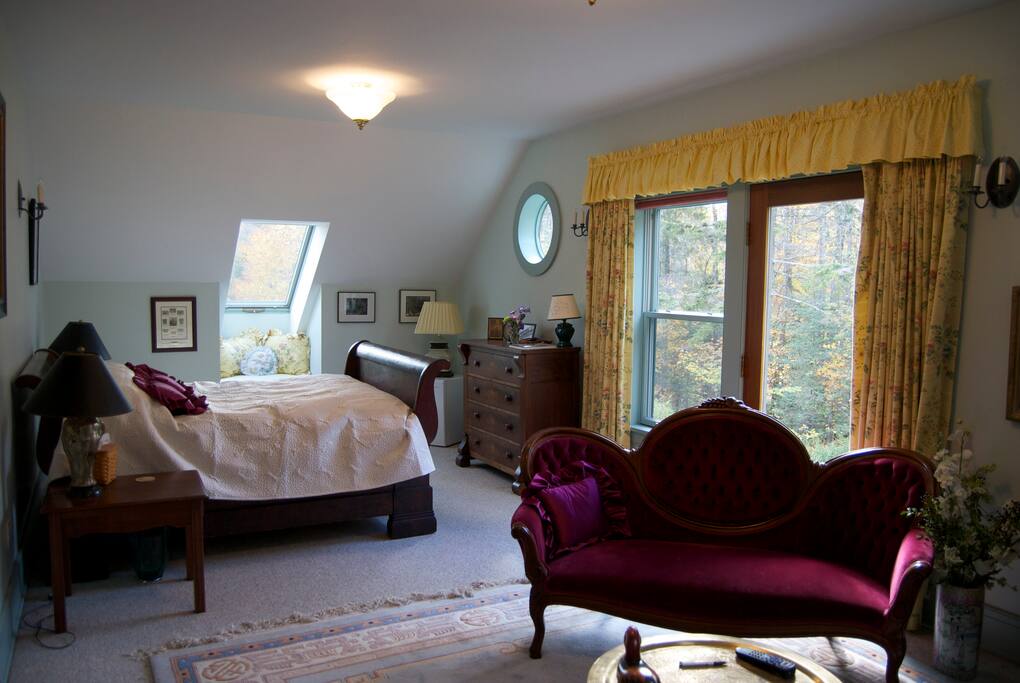 Green room, queen size bed