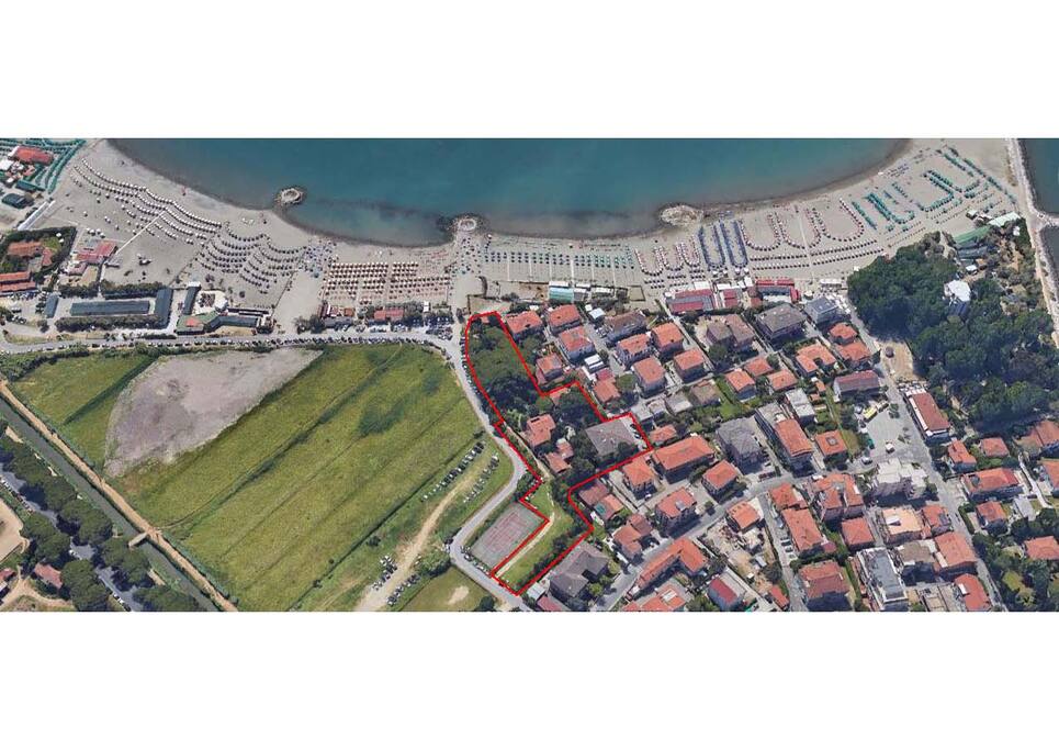 IL COMPLESSO CONDOMINIALE CON IL GRANDE PARCO UTILIZZABILE CON USCITA SULLA SPIAGGIA