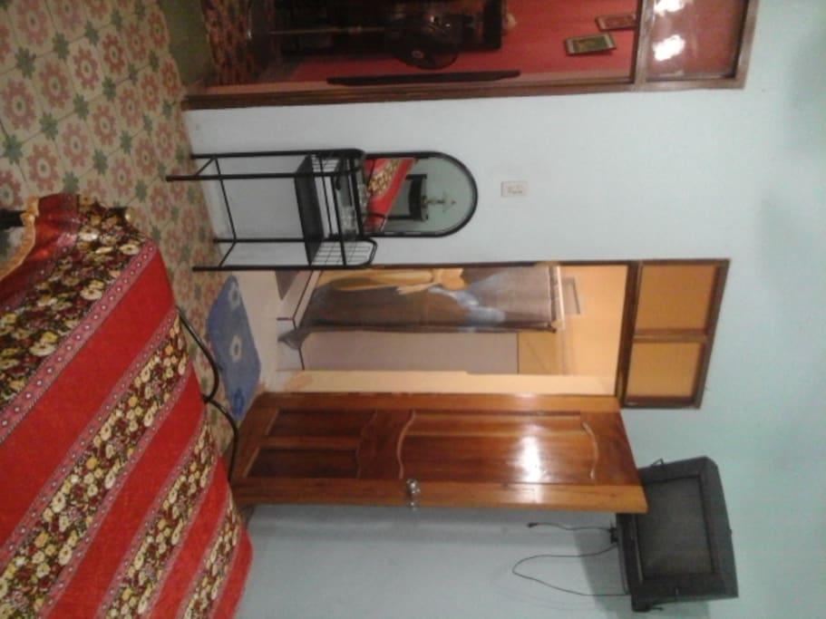 El primer cuarto y su baño.