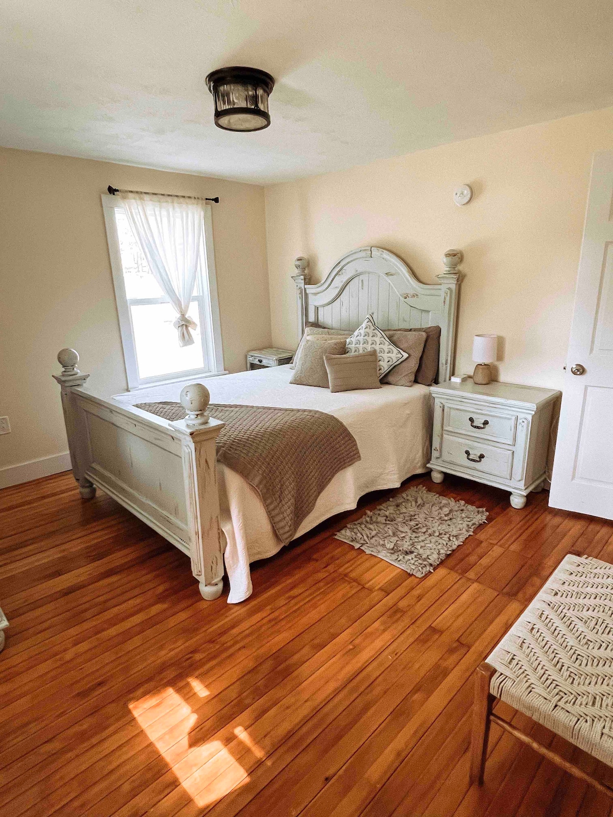 Спална соба бр.2 со брачен кревет (широк 150 - 179 см)