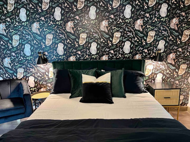 Spálňa s manželskou posteľou v stodole 