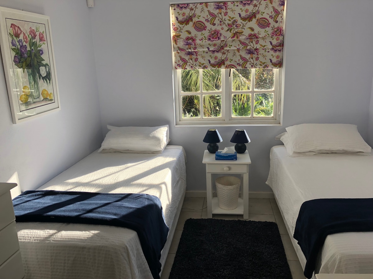 ห้องนอนที่สามพร้อมห้องน้ำในตัวนอก