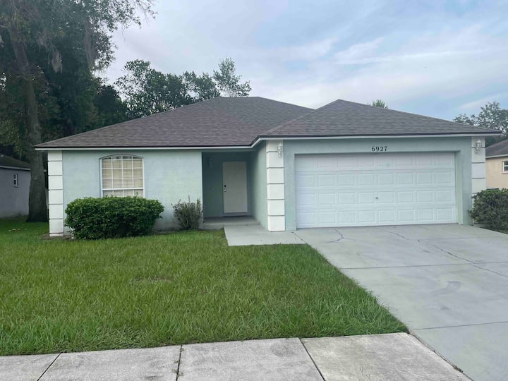 Chery’s cheerful 3 bedroom 2 bathroom Tampa home Houses for Rent in