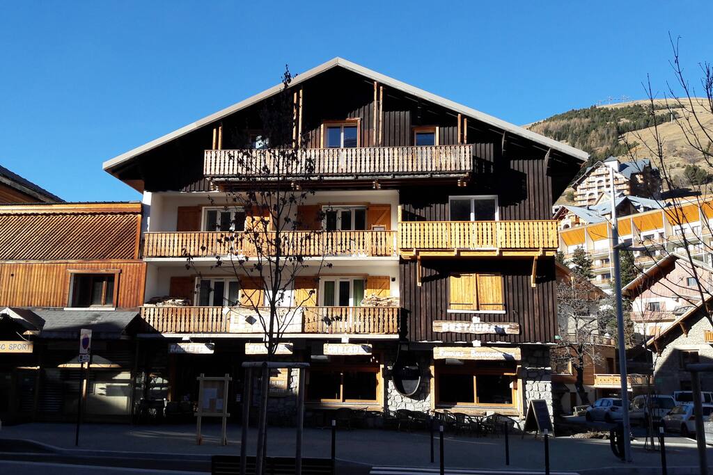 votre balcon,2 etage à gauche
