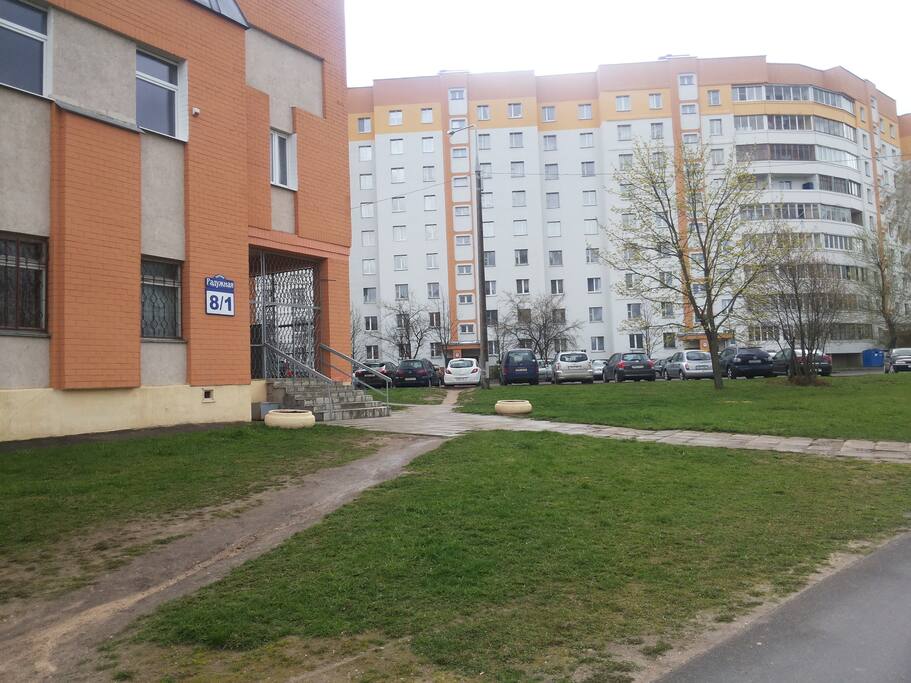 Вид на дом и подъезд