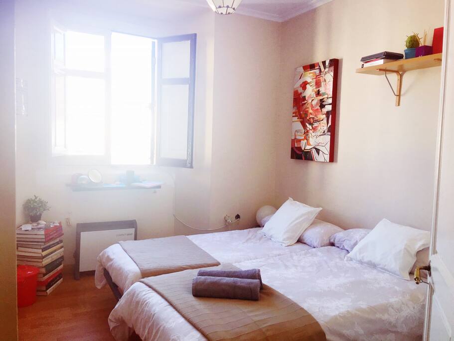 la luz de Málaga está presente en la habitación