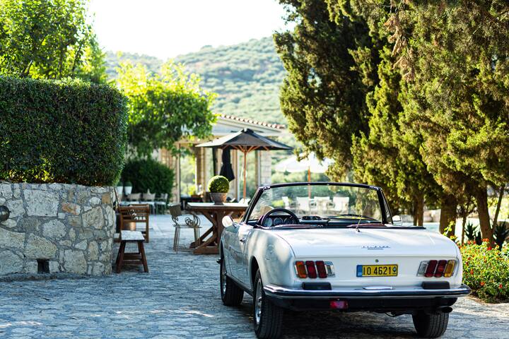 A Grand Estate, with 2 Pools, Gym & Tennis Court gallery image 3