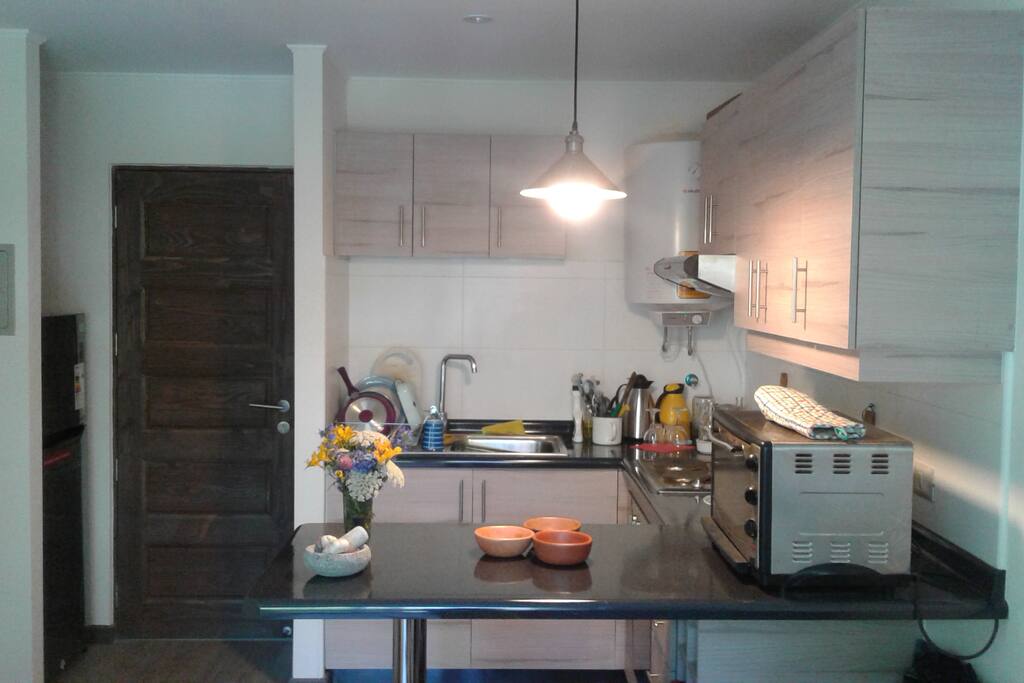cocina americana ,termo y cocina electrica , refrigerador