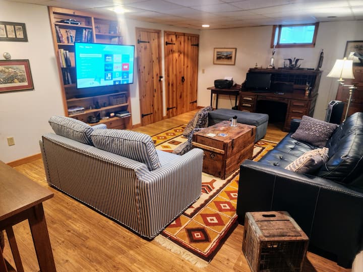 Habitación "Hangout" en la planta baja con un televisor Roku 4K de 55 pulgadas, barra de sonido/subwoofer y sofá cama tamaño queen extraíble....