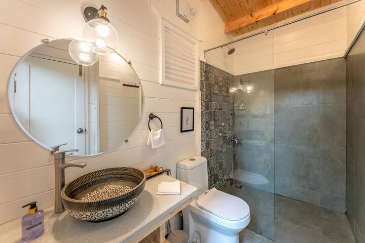 Shared full bathroom image 3