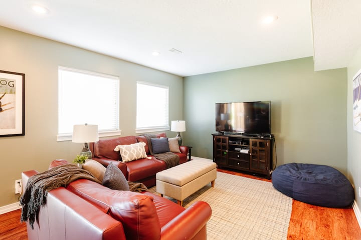 ชั้นล่างจะมีพื้นที่นั่งเล่นมากขึ้นพร้อมห้องครัวที่สองพื้นที่รับประทานอาหารและห้องนั่งเล่น  ผ่อนคลายในขณะที่คุณดูซันแดนซ์สะบัดบนสมาร์ททีวี HD ขนาด 55 "อีกเครื่องของลอดจ์  ลอดจ์ยังมีเครื่องเล่น XBox และ Wii รวมถึงบอร์ดเกมมากมายเพื่อความบันเทิงของคุณ